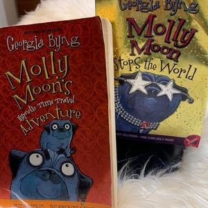 ☄️2/$15☄️Molly Moon chapter books